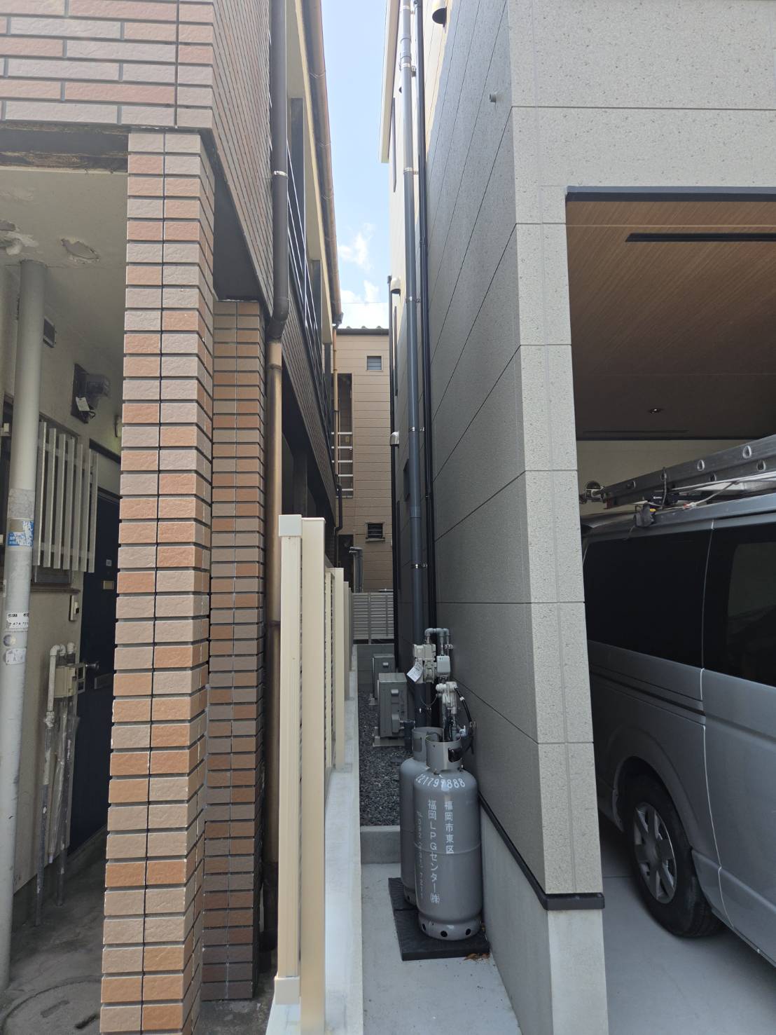 オープンハウスさんの激狭の敷地で3階にエアコン設置!